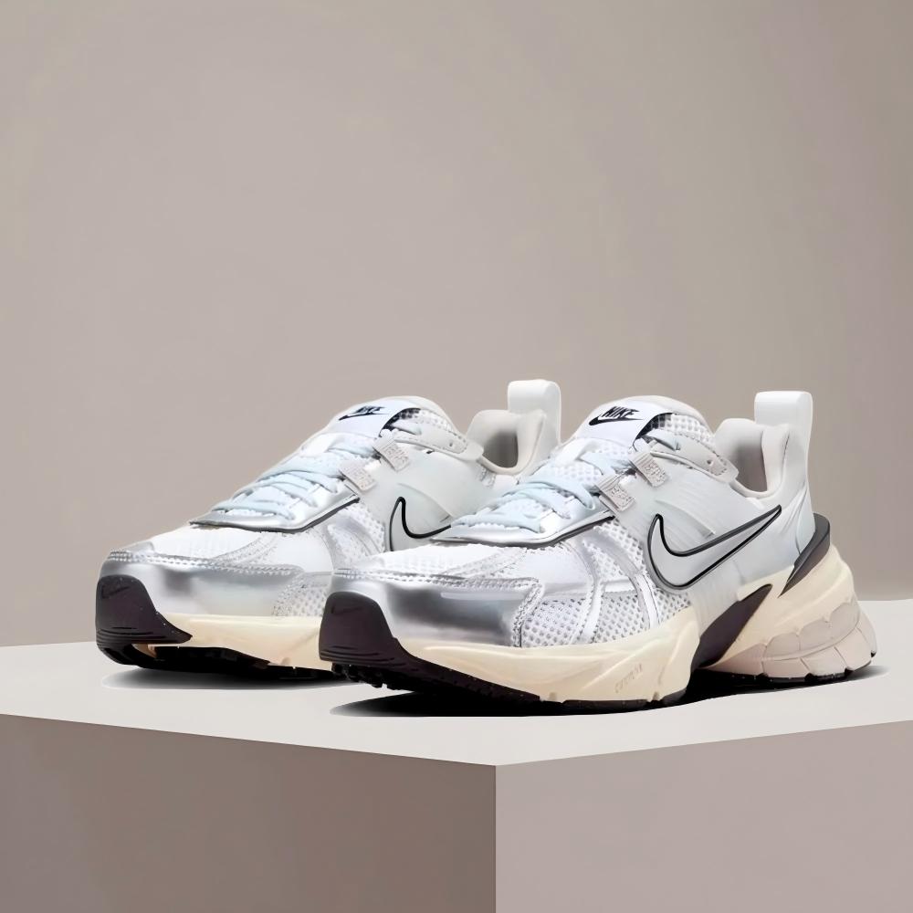 Women Shoes Running Nike - Nike V2K RUN Damen-Laufschuhe im Retro-Stil,