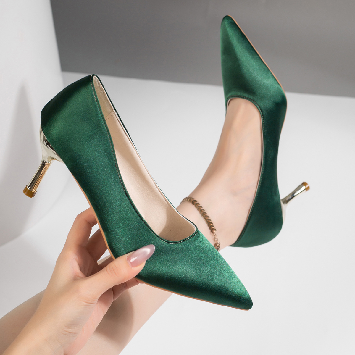 Damen-Pumps aus grünem Satin,  – Court Heel Pointed Bewertung und Preis